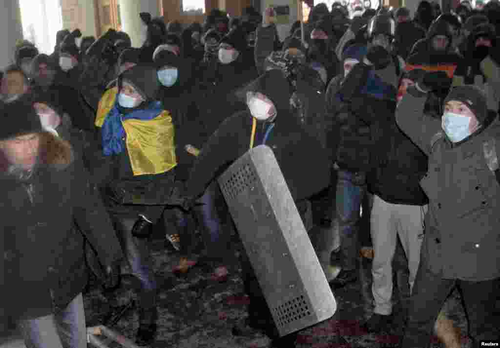 Antigovernment protesters at the regional administration headquarters in the town of Vinnytsia