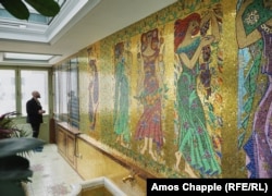 A Romanian tourist visits the winter garden of the Ceausescu Mansion.