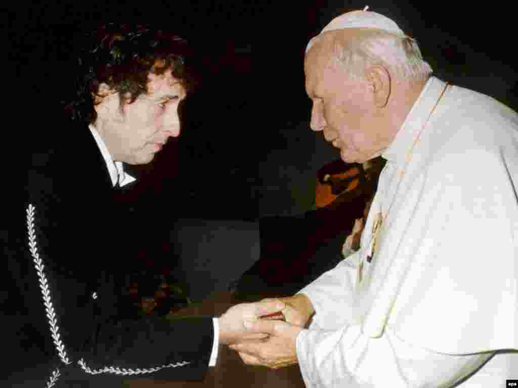 Dylap meets Pope John Paul II after he performed at a Catholic youth rally in the city of Bologna in September 1997.