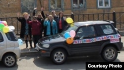 Activists in cars decorated with balloons and "Kamchatka To Moscow" signs stopped en route to distribute anti-Putin and left-wing political pamphlets.