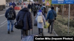 People fleeing the war in Ukraine arrive at the Romanian border at Siret, near the Ukrainian city of Chernivtsi, on February 24.