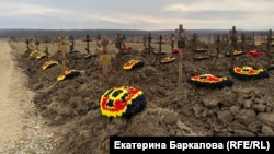 During a recent trip to the cemetery in Bakinskaya, rows of freshly dug graves could be seen, as well as newly made walls meant to house cremated remains.