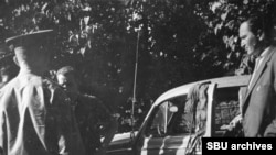 A photo purporting to show Makinen during his arrest by Soviet police.