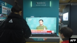 A TV screen shows news about Russia's invasion of Ukraine at a shopping mall in Hangzhou, in eastern China, on February 25.