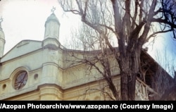 A damaged synagogue that was later demolished.