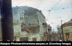 A damaged building in Bucharest that was later demolished.