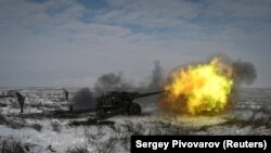 Российские военнослужащие стреляют из гаубицы на Кузьминском полигоне в Ростовской области, Россия, 26 января 2022 года