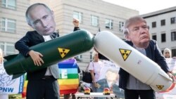 Немецкие антиядерные активисты в масках Дональда Трампа и Владимира Путина с макетами ракет во время протеста против прекращения действия Договора о ликвидации ракет средней и малой дальности, 2019 год