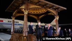 China's Xi Jinping is welcomed by Uzbek President Shavkat Mirziyoev (right) at an airport in Samarkand in September 2022.