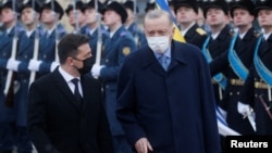 Ukrainian President Volodymyr Zelenskiy (left) and Tayyip Recep Erdogan attend a welcoming ceremony for the Turkish leader in Kyiv on February 3.