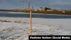 A wooden stake dripping with blood-red paint has been erected in the Russian city of Kansk as an alternative monument to the controversial tsar Ivan the Terrible. 