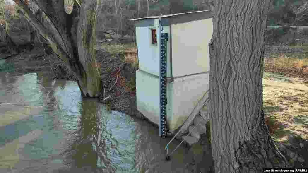 А теперь &ndash; непарадный Крым. Село Суворово. С помощью водомерной рейки измеряют уровень воды в реке. Больше в фотогалереи Крым.Реалии. ​