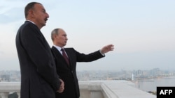 Russian President Vladimir Putin (right) and his Azerbaijani counterpart, Ilham Aliyev, in Baku on August 13