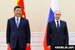 Chinese President Xi Jinping (left) and Russian President Vladimir Putin pose for a photo on the sidelines of the Shanghai Cooperation Organization summit in Samarkand, Uzbekistan, on September 15, 2022.