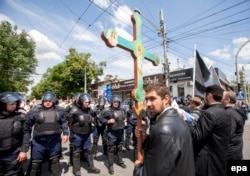 An Orthodox believer with a cross takes part in a protest against a rally organized by LGBT activists in Chisinau. (file photo)