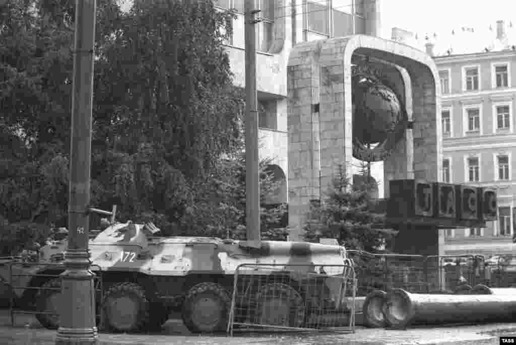 A military vehicle outside the TASS headquarters in Moscow in August 1991 during the attempted coup to unseat Soviet President Mikhail Gorbachev.&nbsp;