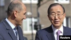 Slovenian Prime Minister Janez Jansa (left) speaks with UN Secretary General Ban Ki-moon upon his arrival in Ljubljana.