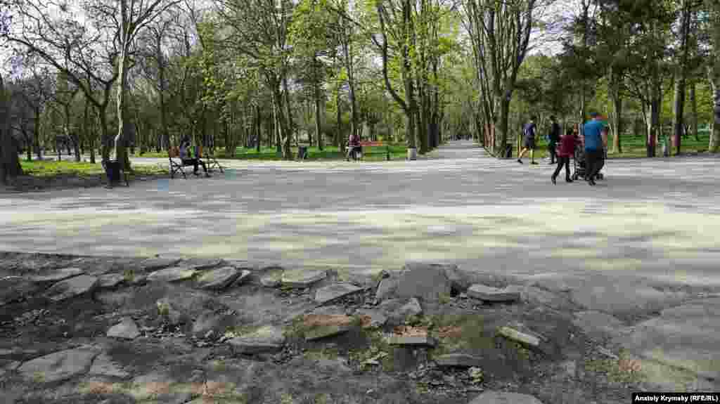 Парковая аллея, ведущая на улицу Толстого