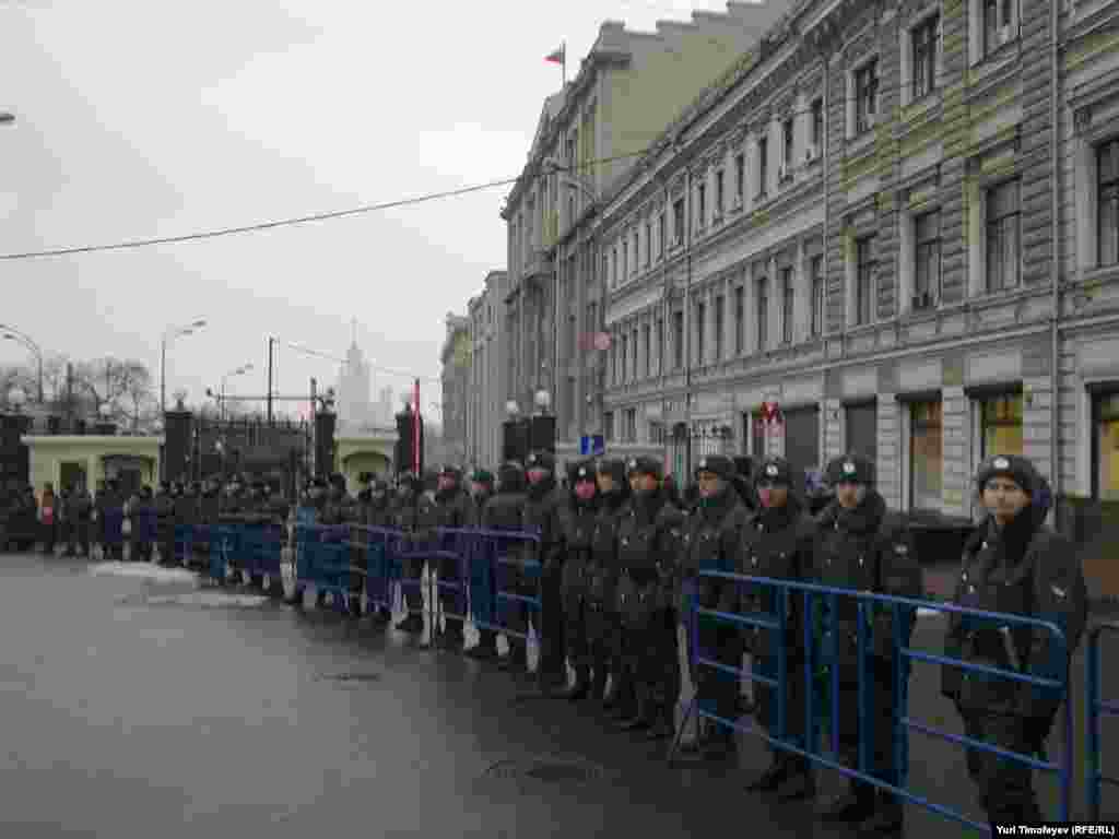 With a major police operation in place all across Russia to contain the country&#39;s biggest antigovernment demonstrations in years, RFE/RL presents a selection of pictures from the biggest protest gathering, on Bolotnaya Square in central Moscow. 