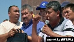 Embattled Osh Mayor Melis Myrzakmatov (right) addresses his supporters during in a rally in central Osh (file photo).