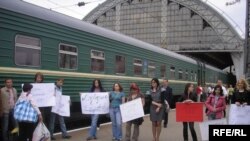 More than 50 Ukrainian journalists protested restrictions on the media during a rally in Lviv today.