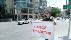 Magdi Kamalov, editor in chief of Chernovik, demonstrates at a picket against the persecution of journalists on June 13.