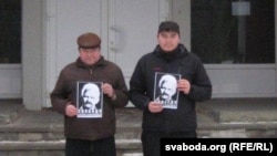 Activists Eugene Parchynski and Syarhey Malashenka photographed on the porch of the Navapolatsk City Court with the the same photo in early January.