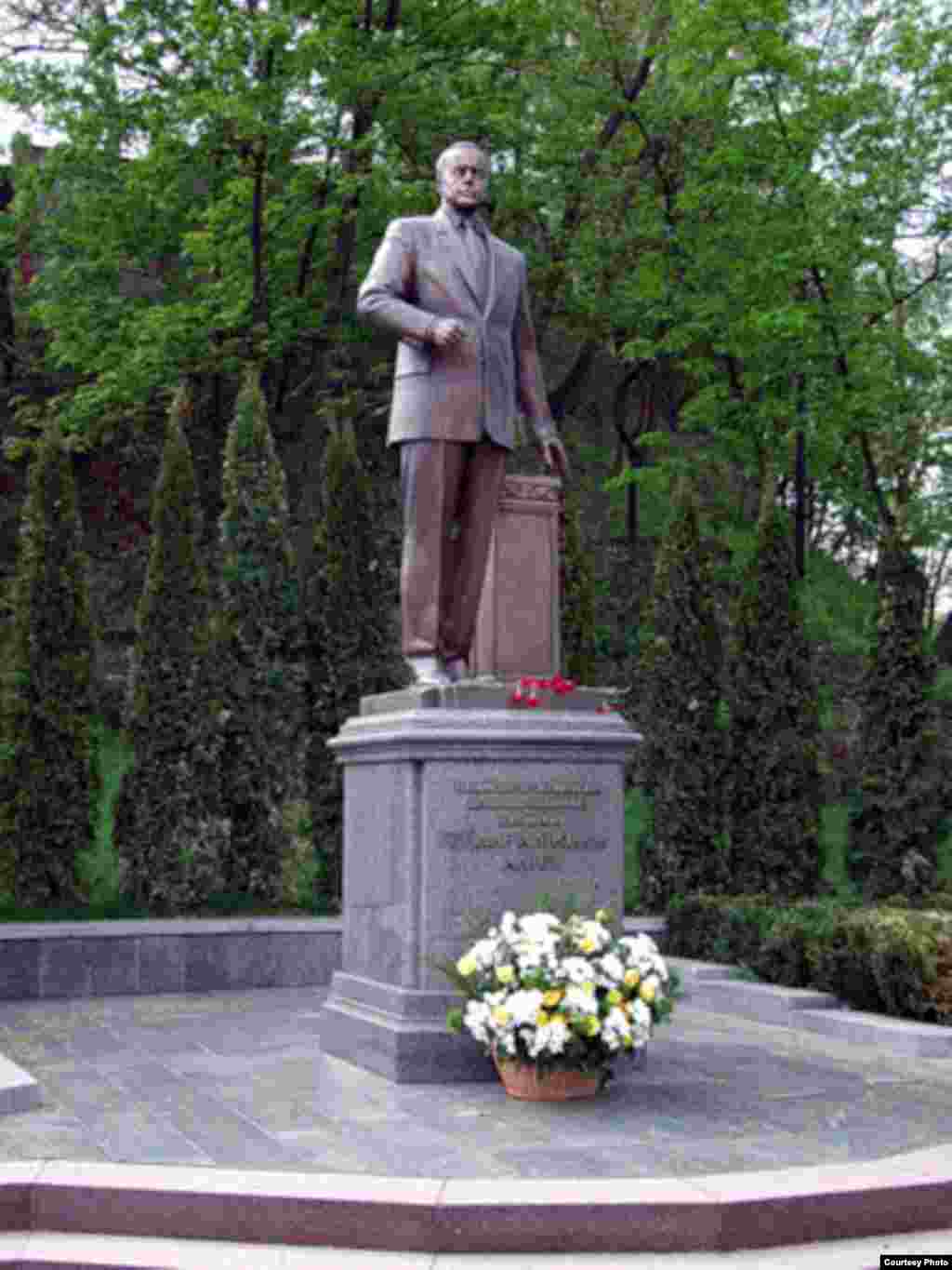 A statue of Heydar Aliyev was unveiled in Kyiv, Ukraine, on June 4, 2004.&nbsp;