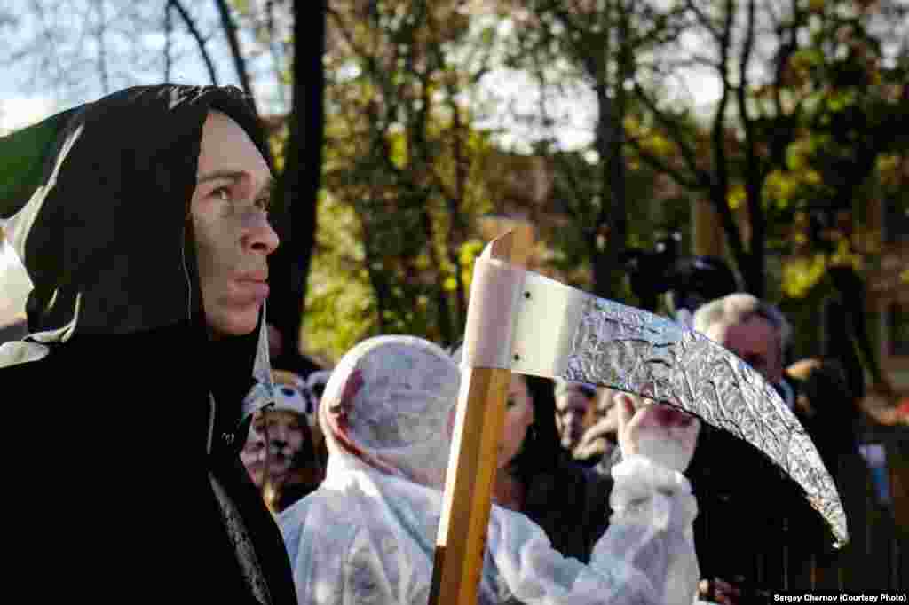 About 400 young activists turned out in St. Petersburg. Some came in butcher&#39;s and executioner&#39;s outfits waving banners that read &quot;Wear fur, wear death&quot; and &quot;Our fashion is murder.&quot;