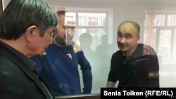 Maks Boqaev (right) and Talghat Ayan (second from left) in an Atyrau courtroom in November 2016