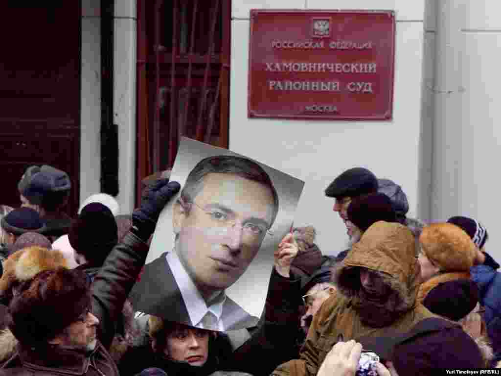 Around 1,500 supporters gathered outside the central Moscow court today where the guilty verdict against Mikhail Khodorkovsky and Platon Lebedev was read.