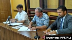 Mykola Semena (center) in court in the Crimean capital, Simferopol, on August 31.