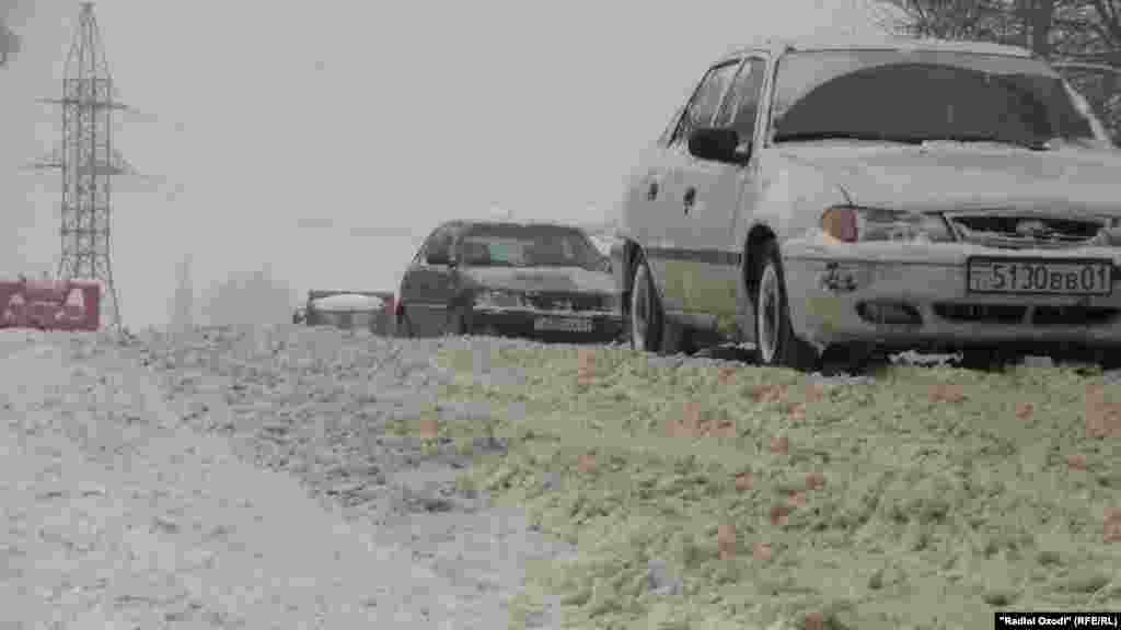 Snow slows traffic in Dushanbe, Tajikistan.