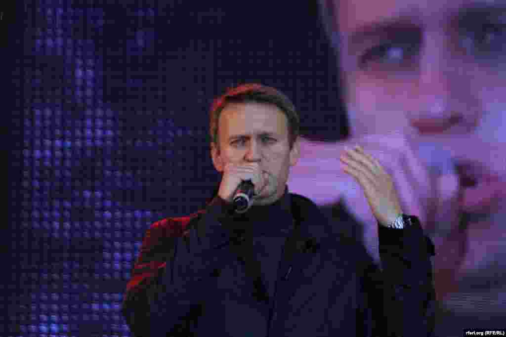 Moscow mayoral candidate Aleksei Navalny addresses supporters at his preelection meeting and concert.