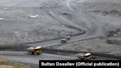 Heavy dump trucks transport waste rock to heaps at the Kumtor gold mine. (file photo)