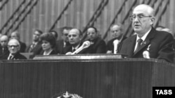 Yury Andropov addresses the Politburo in 1982