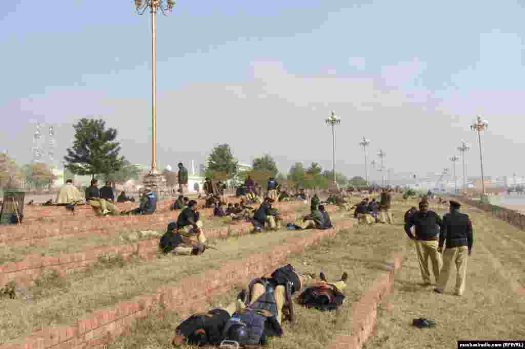 Security forces in Islamabad before the marchers arrive