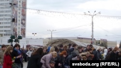 A gathering in Vitsebsk to honor the victims of the April 11 attack