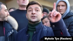 Ukrainian presidential candidate Volodymyr Zelenskiy's unorthodox campaign style has helped him rise to the top of the polls. (file photo)