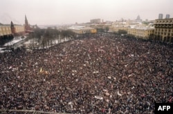 Демонстрация на Манежной площади в Москве 20 января 1991 года.