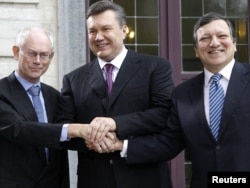 Ukrainian President Viktor Yanukovych (centre) in Brussels with European Commission President Jose Manuel Barroso (right) and European Council President Herman Van Rompuy (left).