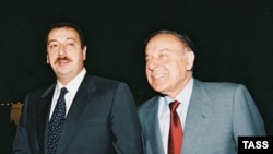 Heydar Aliyev (right) signed a decree on August 4, appointing Ilham Aliyev (left) as prime minister of Azerbaijan, several months before he passed away.