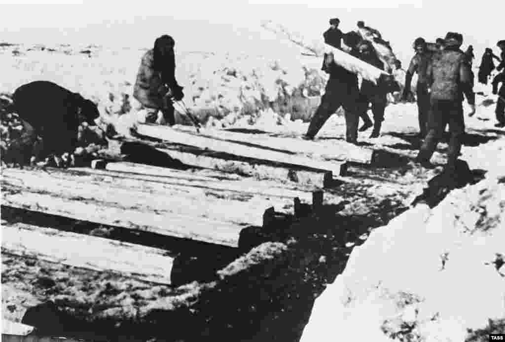 Prisoners work on construction of the North Pechora Railway. (undated)