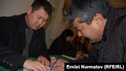 Osh Mayor Melis Myrzakmatov (right) votes in the March 4 municipal elections.