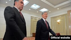 Tajik President Emomali Rahmon (left) and Kyrgyz President Almazbek Atambaev meet in Bishkek on May 27.