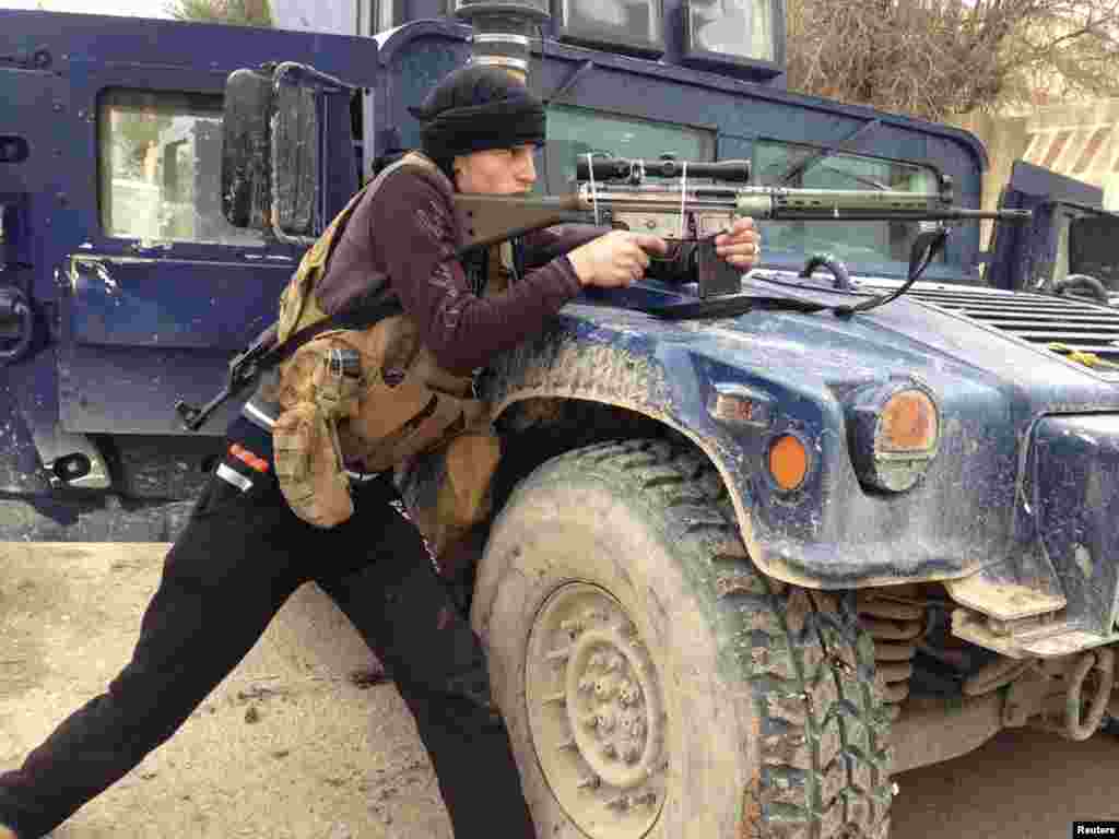 A member of the Iraqi security forces member aims his weapon during clashes with Al-Qaeda-linked jihadists in the city of Ramadi,&nbsp;the provincial capital of Anbar Province.