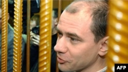 Igor Sutyagin behind bars in Moscow City Court in 2004