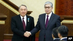 Interim Kazakh President Qasym-Zhomart Toqaev (right) and former Kazakh President Nursultan Nazarbaev