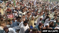 Supporters of Tehrik-e Labaik Pakistan (TLP), a hard-line religious political party, protest a Supreme Court decision overturning Asia Bibi's blasphemy conviction on October 31.