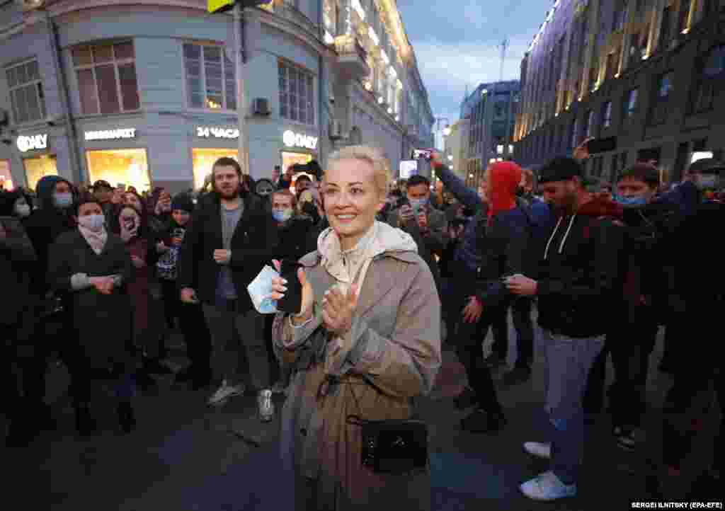 Demonstrators in Moscow applaud Yulia Navalnaya, Navalny&#39;s wife.&nbsp;